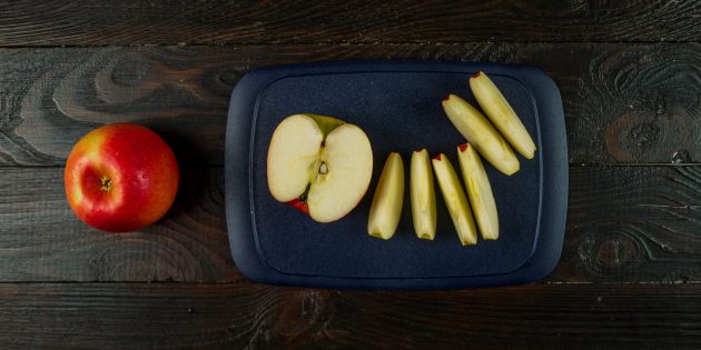 Рецепт шарлотки с фото: нарежьте яблоки