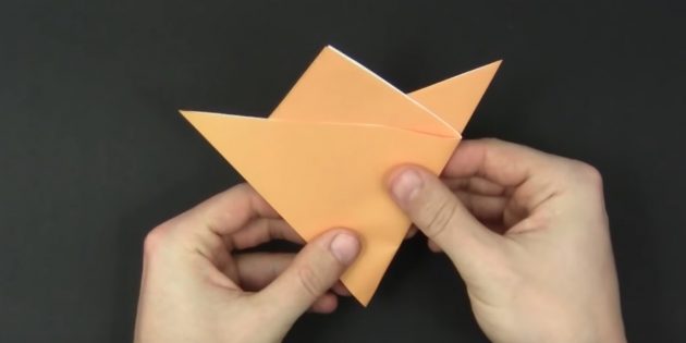 как сделать снежинки из бумаги: загните левую часть