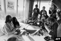 Джон Леннон и Йоко Оно общаются с журналистами, 1969