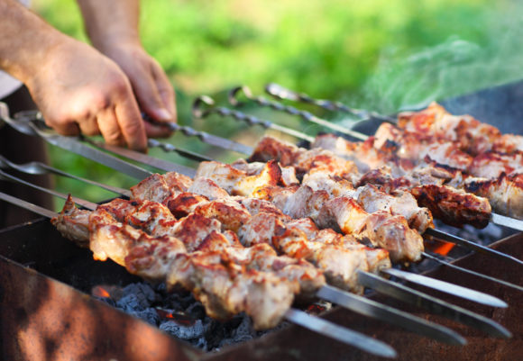 Как замариновать свиной шашлык, чтобы мясо было мягким и сочным