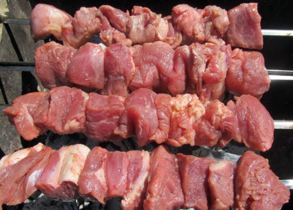 Как замариновать свиной шашлык, чтобы мясо было мягким и сочным