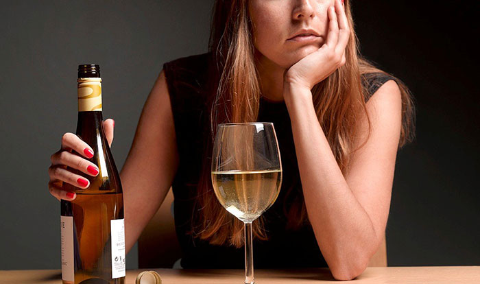 Стрессовые ситуации и проблемы в жизни становятся причиной обращения к алкоголю