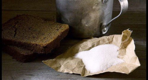 Черный хлеб с солью