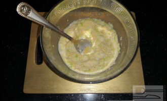 Шаг 7: Перемешайте ингредиенты ложкой до однородной массы. Выкладывайте получившуюся массу ложкой на разогретую сковороду, формируя драники.
