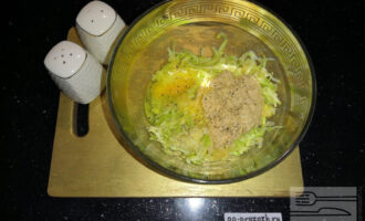 Шаг 6: Добавьте к овсяному тесту измельченный кабачок, чеснок, вбейте одно яйцо, добавьте соль и перец по вкусу.