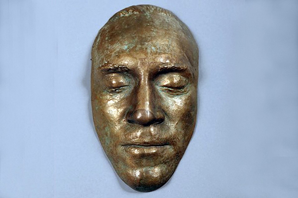 Посмертную маску Высоцкого на аукционе оценили в 55 тысяч евро. Фото: catalogue.gazette-drouot.com 
