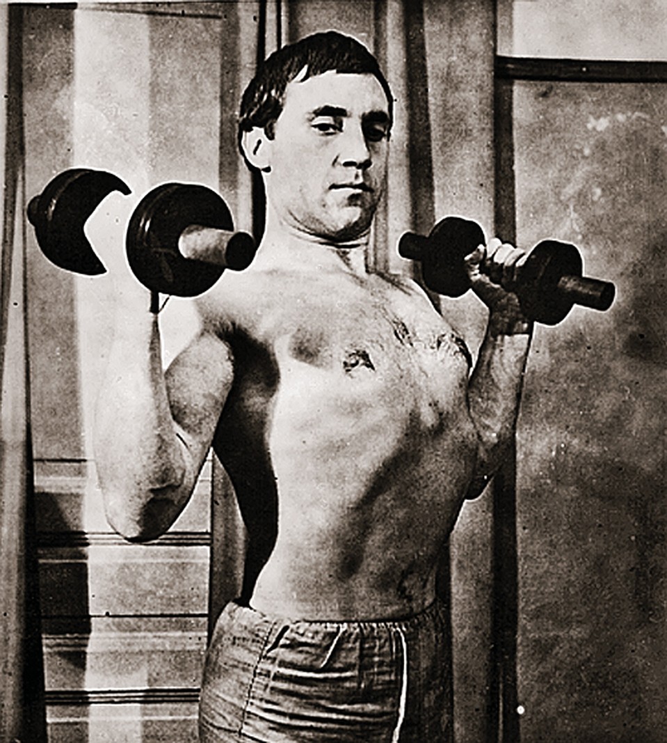 Артист был в хорошей физической форме. И даже когда в конце жизни его здоровье было подорвано, Высоцкий находил время для тренировок. Фото: семейный архив.