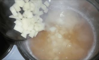Добавляем в суп картошку